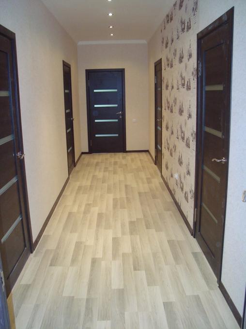 väikeste ruumide jaoks on parem kasutada põrandate heledaid toone koos kergete ustega;   suurte ruumide jaoks võite kasutada tumedaid uksi koos kerge põrandaga;   uste paigaldamisel tuleks meeles pidada, et need peaksid tekstuuril olema põranda lähedal;   kui ruumis on mitu ust, siis peaks nende värv olema sama;