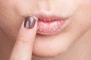 Vous devez d’abord bien préparer l’application du rouge à lèvres mat: