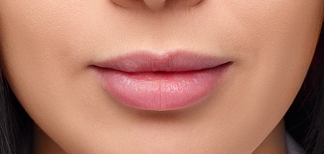 Appliquer un peu sur le pinceau ou   coton-tige   et masquer l'excès, rendant le contour des lèvres parfaitement lisse